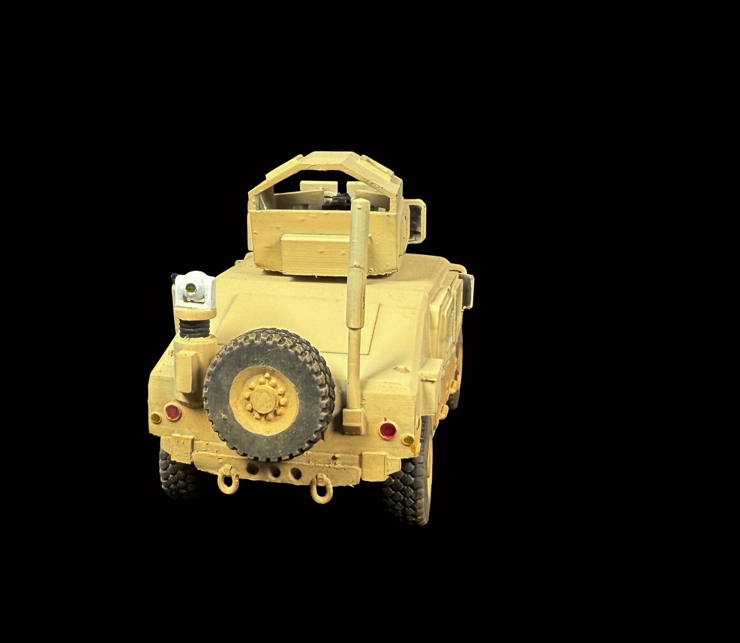 M1114 Armored HMMWV - With Camera Mast Retracted (28mm)